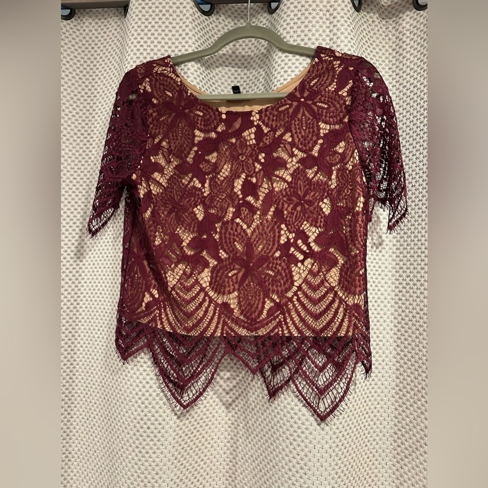 Express short sleeve lace burgundy top - size small - Picture 3 of 4